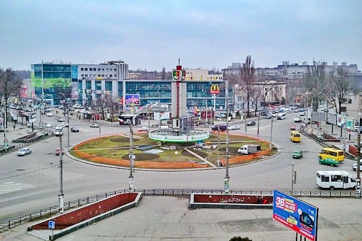 Stadtansicht von Krywyj Rih in der Ukraine mit Straßen und Gebäuden.