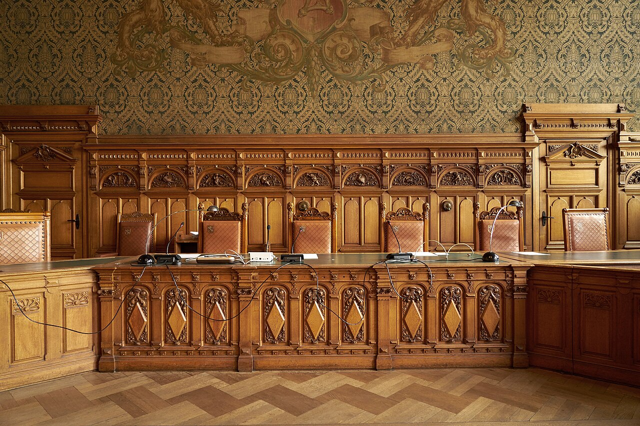 Leerer Richtertisch in einem deutschen Schwurgerichtssaal; Symbol- und Archivbild zum Thema Strafurteile.
