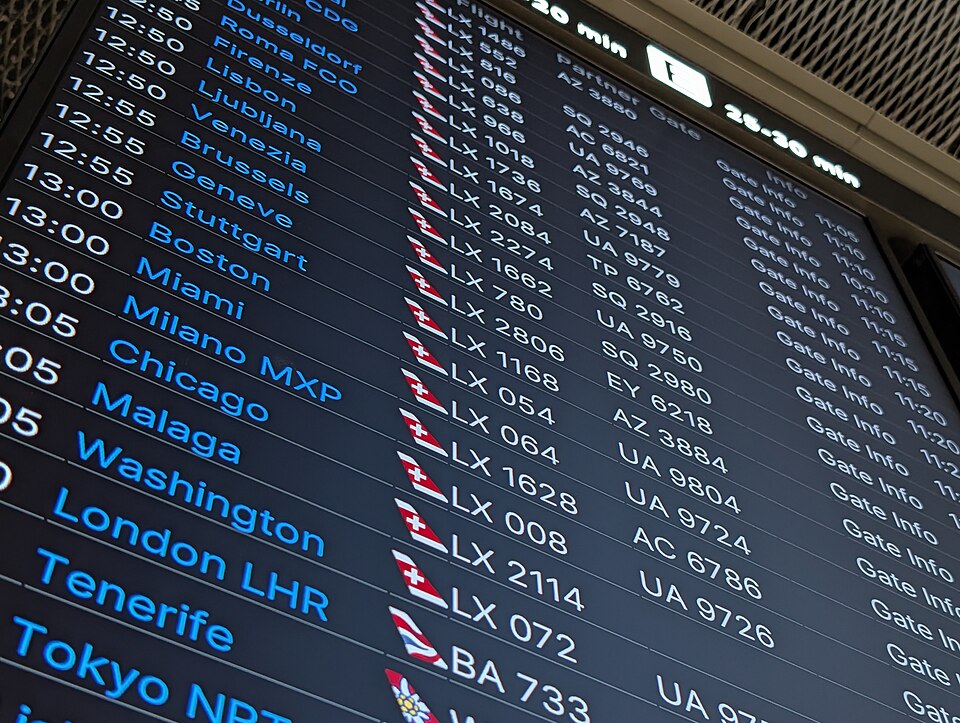 Abflugtafel am Flughafen Zürich.