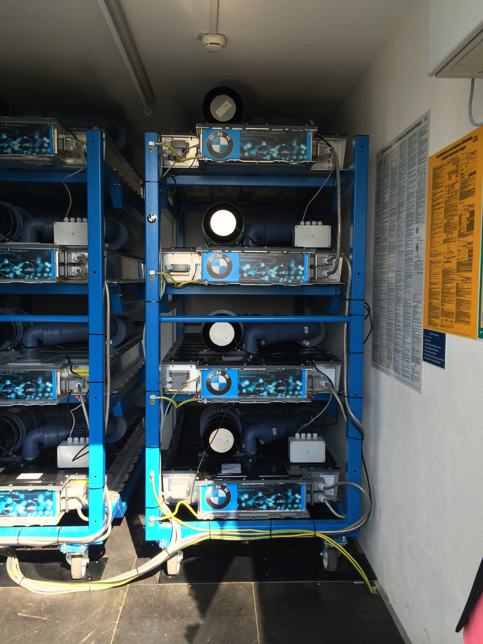 Batteriespeicheranlage aus gebrauchten Elektroauto-Batterien in Hamburg.