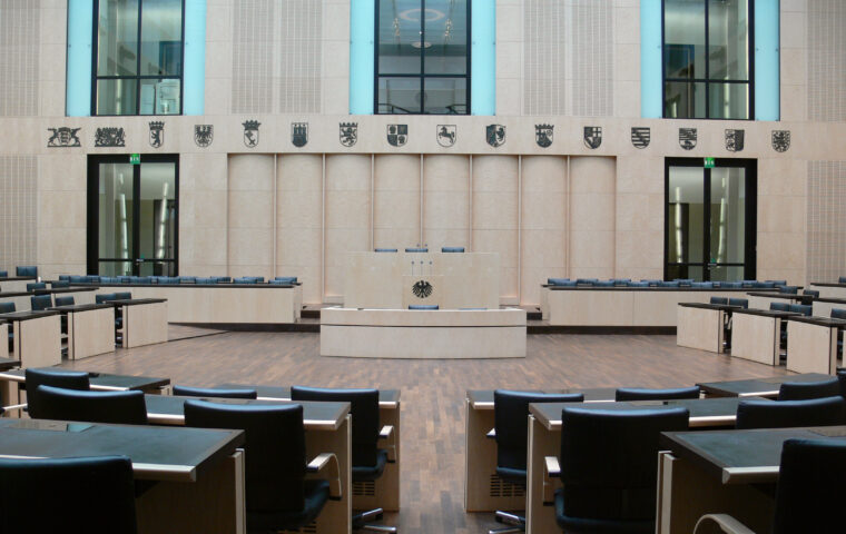 Plenarsaal des Bundesrates in Berlin mit den Sitzreihen der Ländervertretungen.