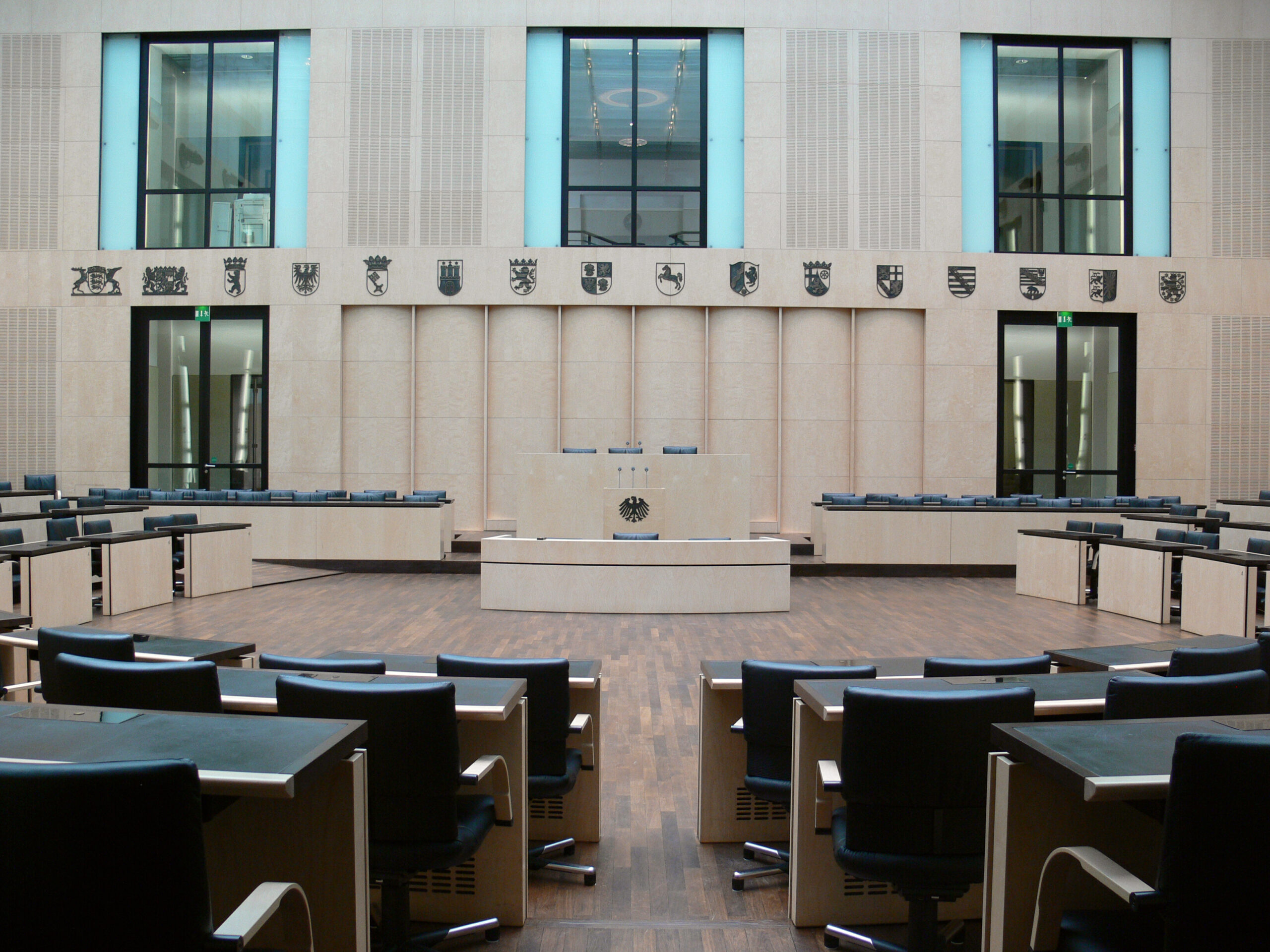 Plenarsaal des Bundesrates in Berlin mit den Sitzreihen der Ländervertretungen.