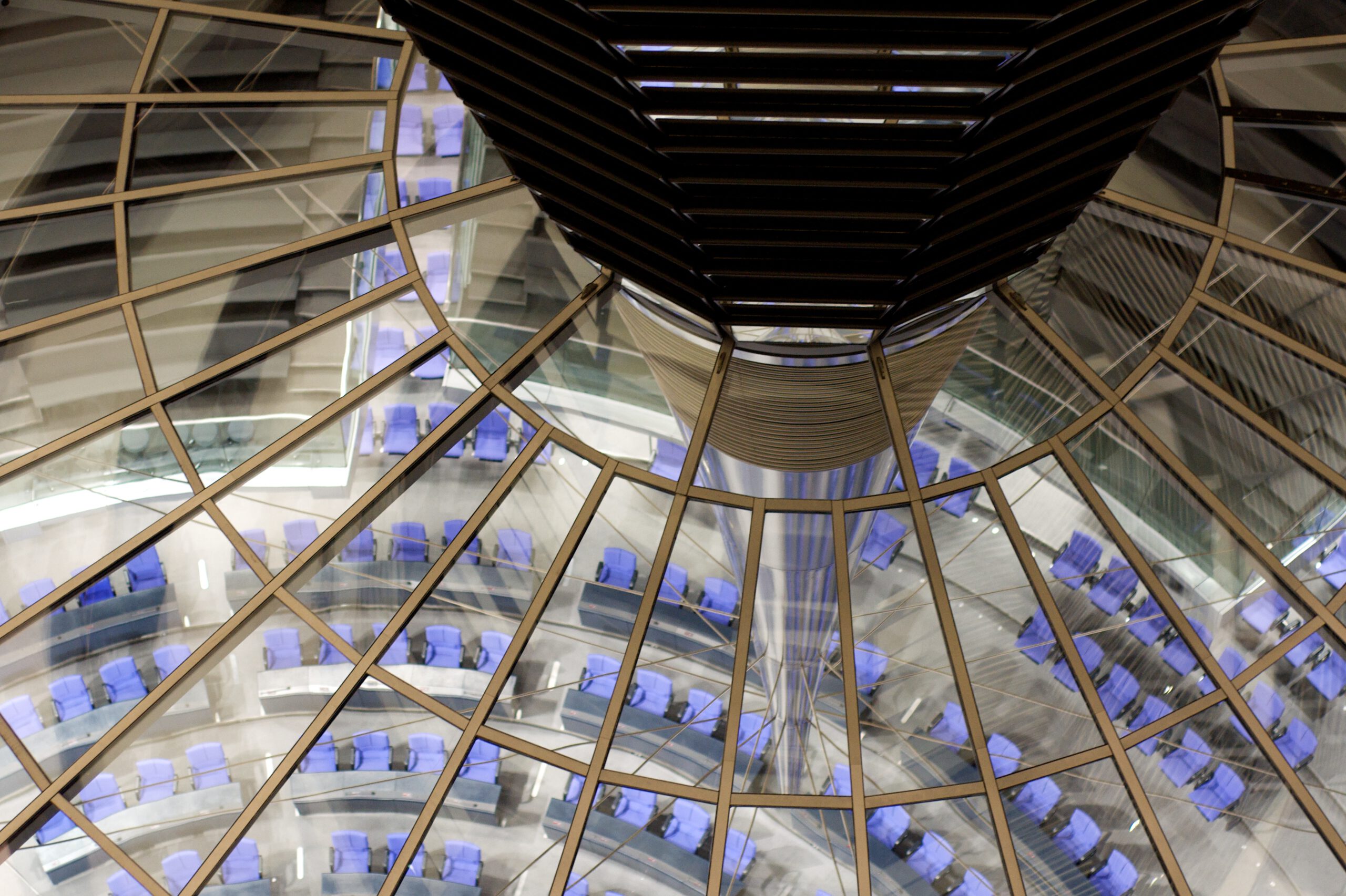 Blick von der Reichstagskuppel in den Plenarsaal des Deutschen Bundestages.