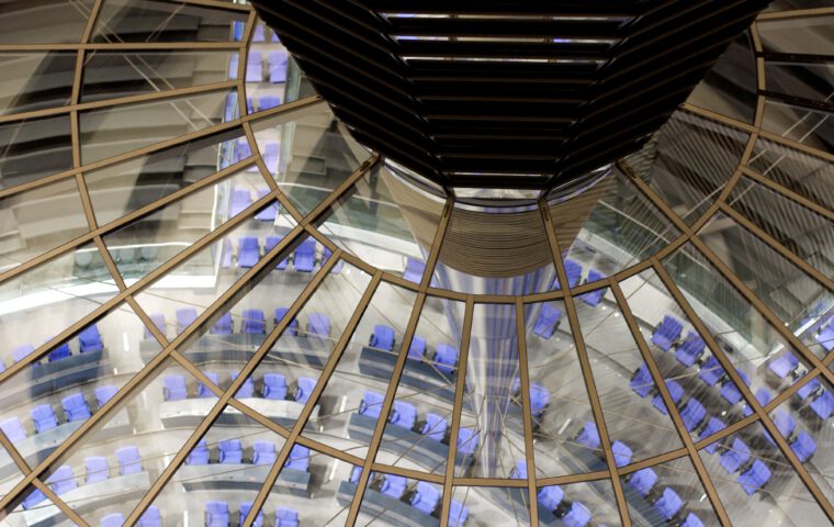 Blick von der Reichstagskuppel in den Plenarsaal des Deutschen Bundestages.