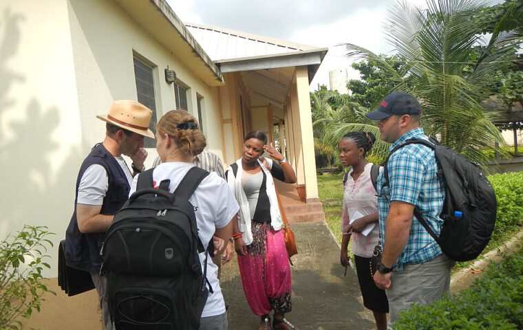 Mitarbeitende von CDC, WHO und Ärzte ohne Grenzen planen 2014 eine Ebola-Isolierstation in Lagos.