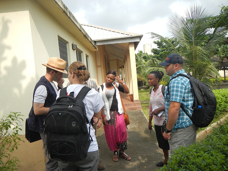Mitarbeitende von CDC, WHO und Ärzte ohne Grenzen planen 2014 eine Ebola-Isolierstation in Lagos.
