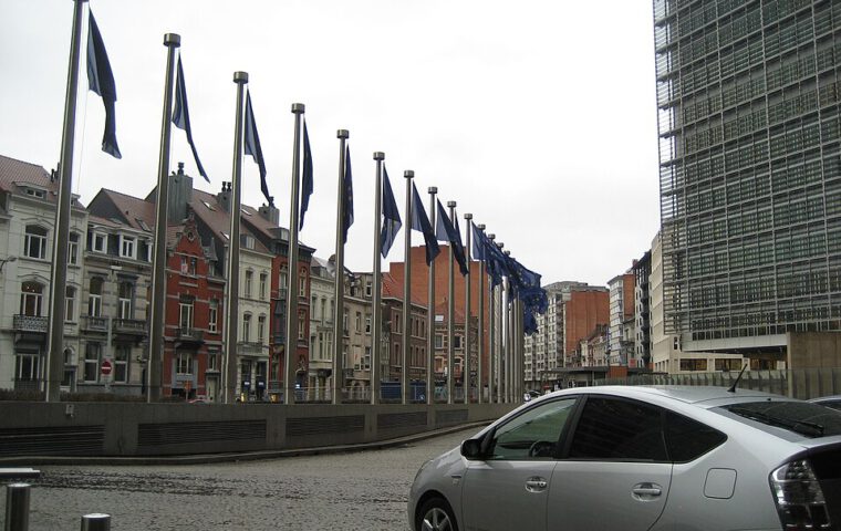 Flaggen der Europäischen Union vor dem Berlaymont-Gebäude der Europäischen Kommission.