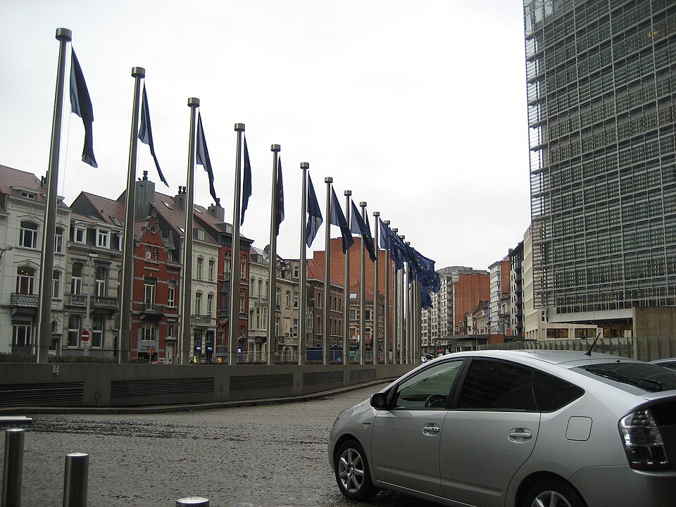 Flaggen der Europäischen Union vor dem Berlaymont-Gebäude der Europäischen Kommission.