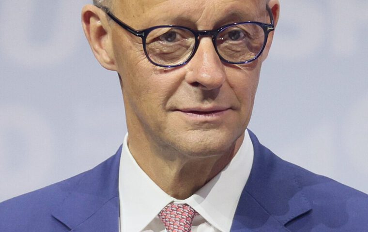 Porträtaufnahme eines Politikers im Anzug bei der Unterzeichnung des Koalitionsvertrags im Mai 2025.