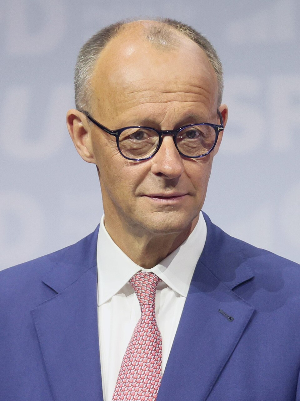 Porträtaufnahme eines Politikers im Anzug bei der Unterzeichnung des Koalitionsvertrags im Mai 2025.
