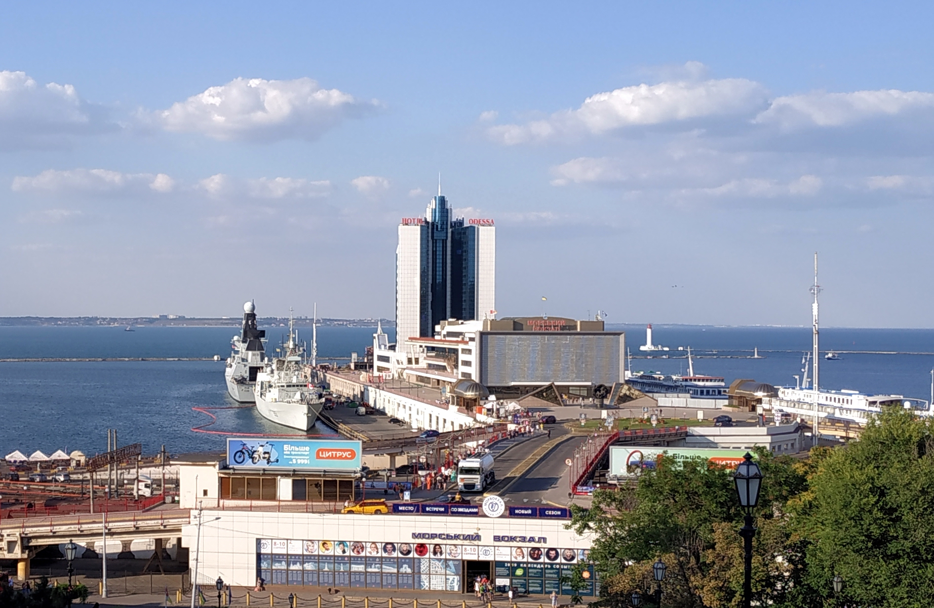 Blick auf Hafenanlagen und Schiffe im Hafen von Odesa am Schwarzen Meer.