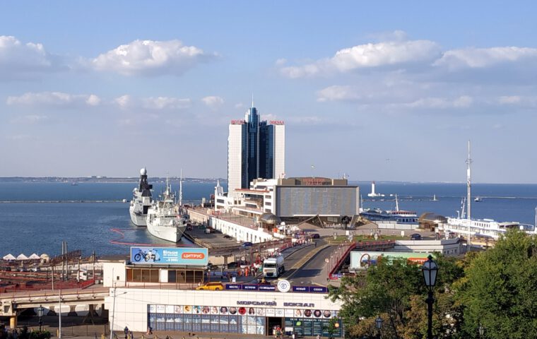 Blick auf Hafenanlagen und Schiffe im Hafen von Odesa am Schwarzen Meer.