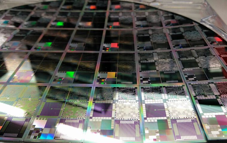 Halbleiter-Wafer mit mikroelektronischen Teststrukturen.