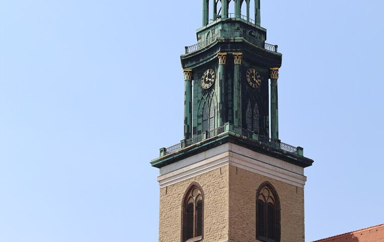 Menschen und aufgeheizte Stadtumgebung während einer Hitzewelle in Berlin im Juni 2026.