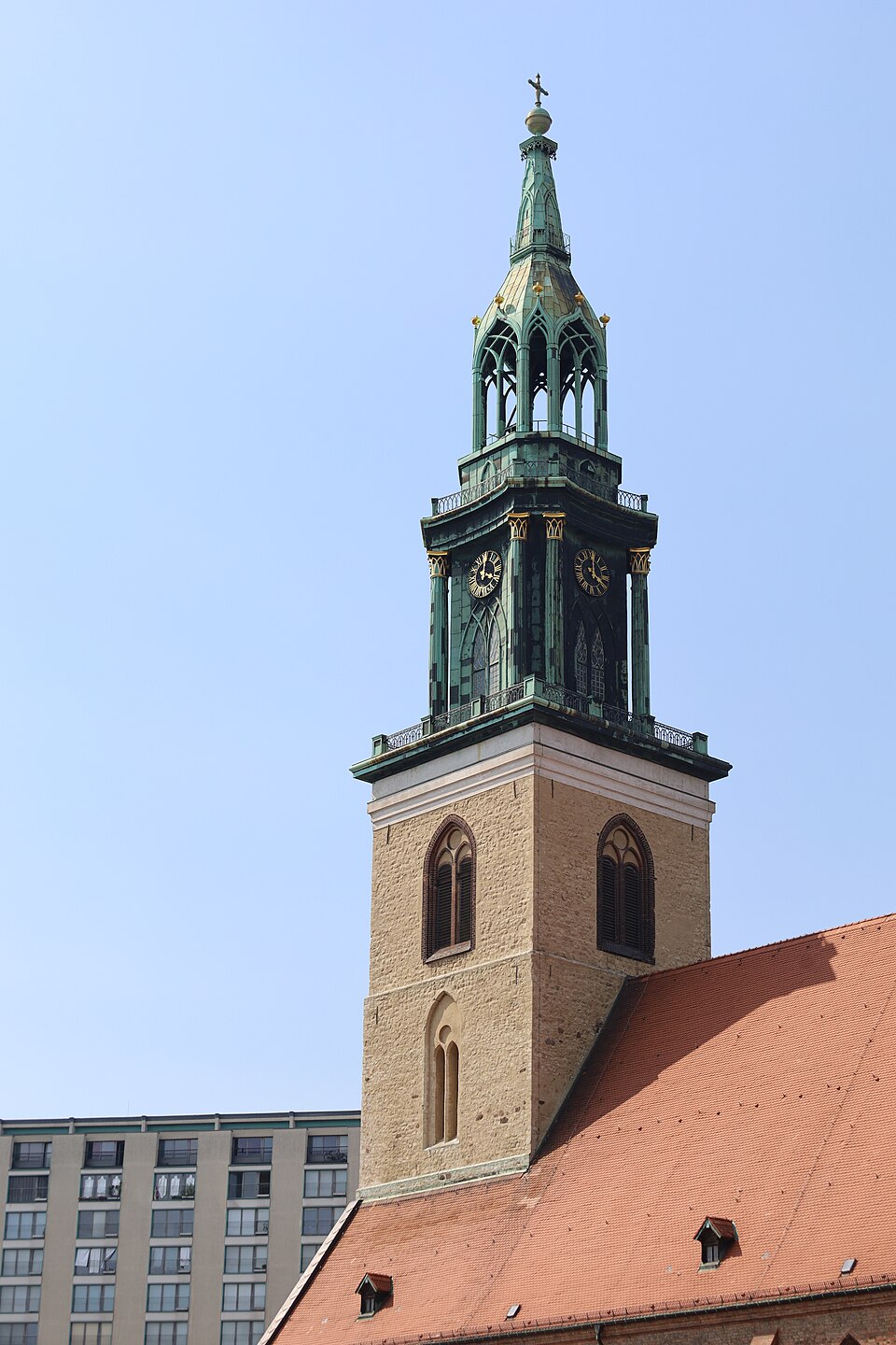 Menschen und aufgeheizte Stadtumgebung während einer Hitzewelle in Berlin im Juni 2026.