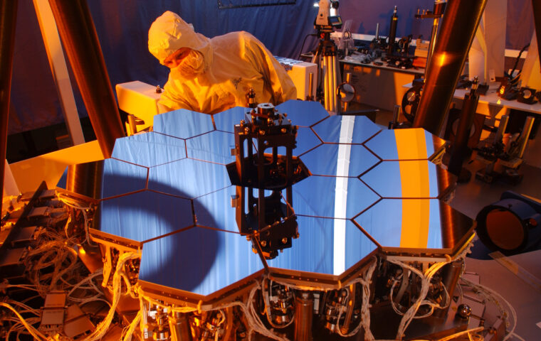 James-Webb-Weltraumteleskop während der Vorbereitung am Boden