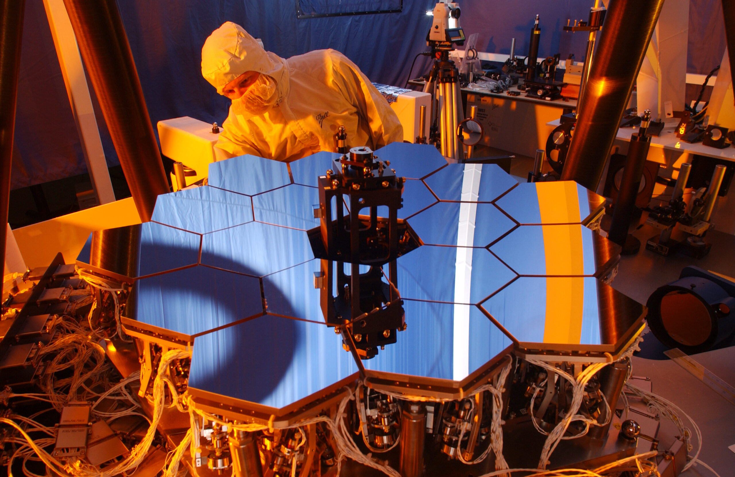 James-Webb-Weltraumteleskop während der Vorbereitung am Boden