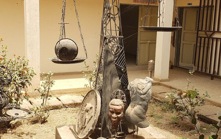 Skulptur einer Waage als Symbol der Justiz.