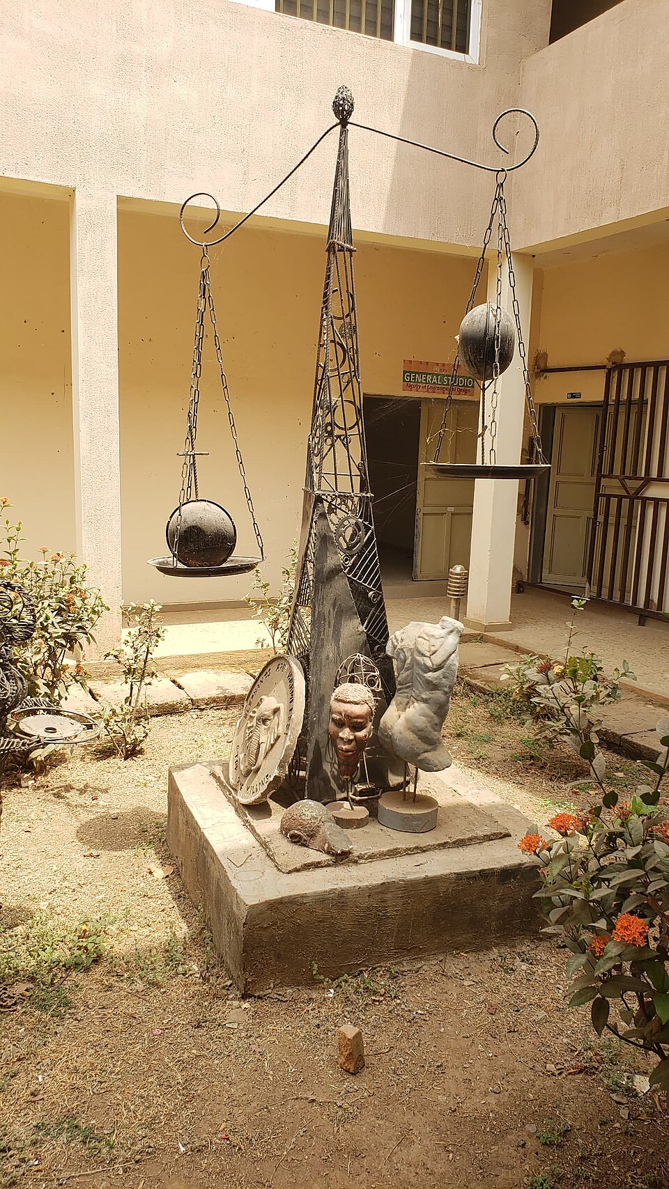 Skulptur einer Waage als Symbol der Justiz.