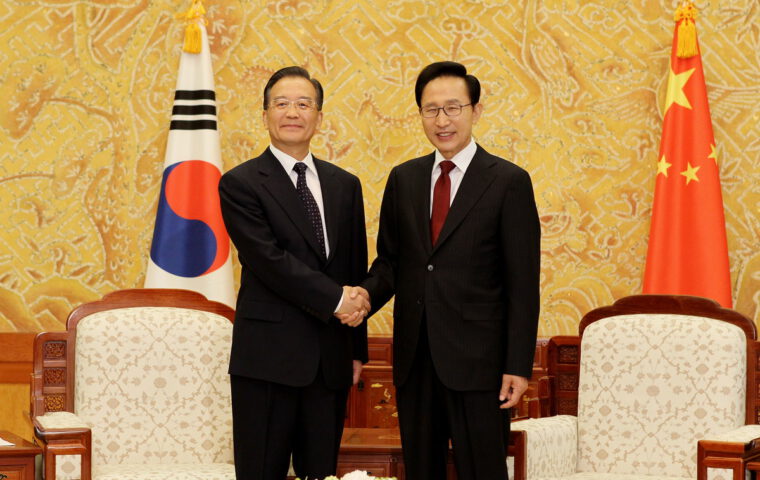 Der südkoreanische Präsident Lee Myung-bak und der chinesische Ministerpräsident Wen Jiabao bei einem Gipfeltreffen in Seoul 2010.