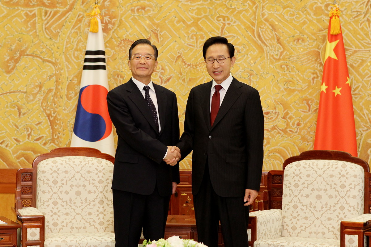 Der südkoreanische Präsident Lee Myung-bak und der chinesische Ministerpräsident Wen Jiabao bei einem Gipfeltreffen in Seoul 2010.