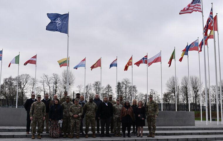 Flaggen der NATO und ihrer Mitgliedstaaten vor dem NATO-Hauptquartier in Brüssel.