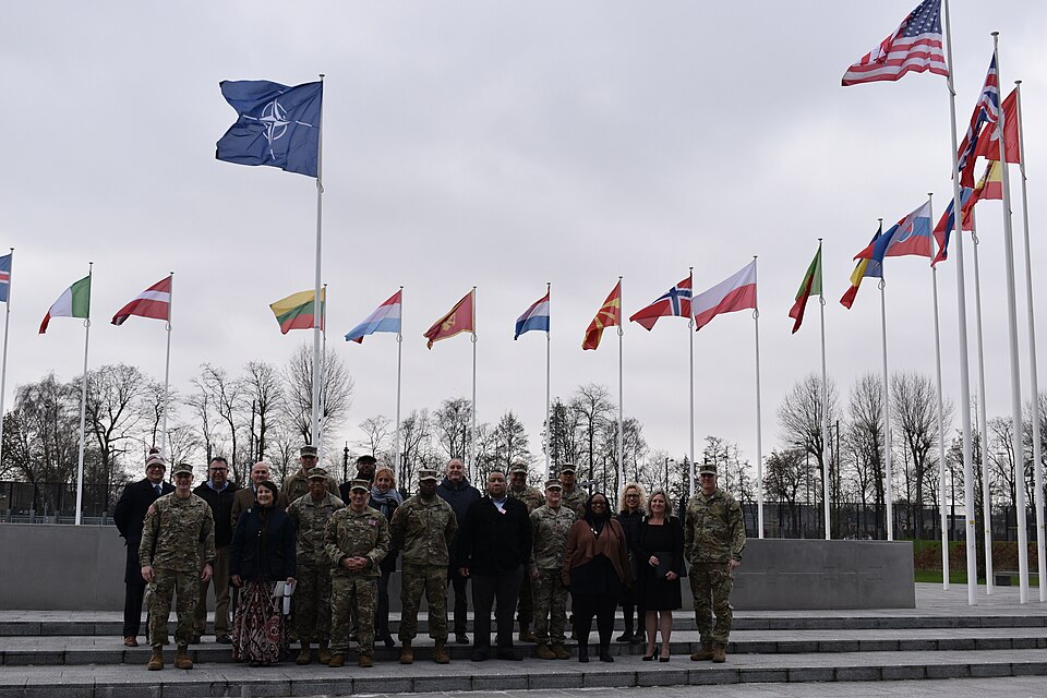 Flaggen der NATO und ihrer Mitgliedstaaten vor dem NATO-Hauptquartier in Brüssel.