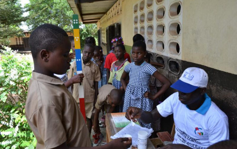 Freiwillige verteilen Medikamente im Rahmen einer Kampagne gegen vernachlässigte Tropenkrankheiten in Côte d’Ivoire.