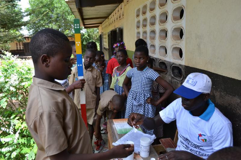 Freiwillige verteilen Medikamente im Rahmen einer Kampagne gegen vernachlässigte Tropenkrankheiten in Côte d’Ivoire.