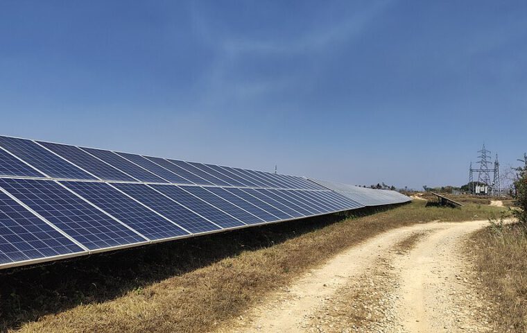 Solarmodule und Stromnetzinfrastruktur in Indien.