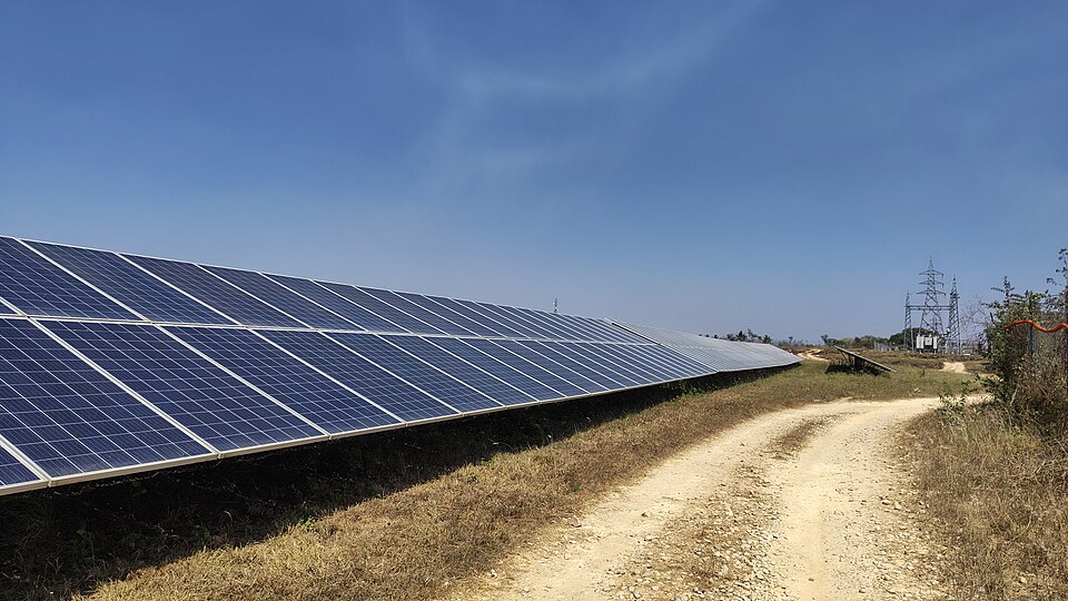 Solarmodule und Stromnetzinfrastruktur in Indien.