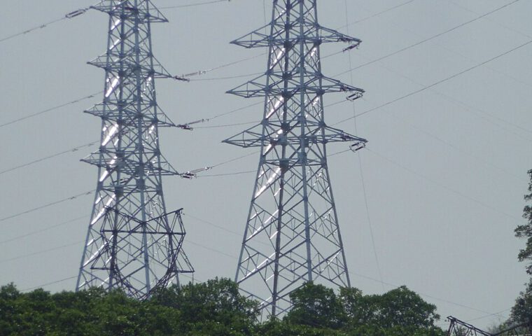 Bau eines Hochspannungsmasts in China.