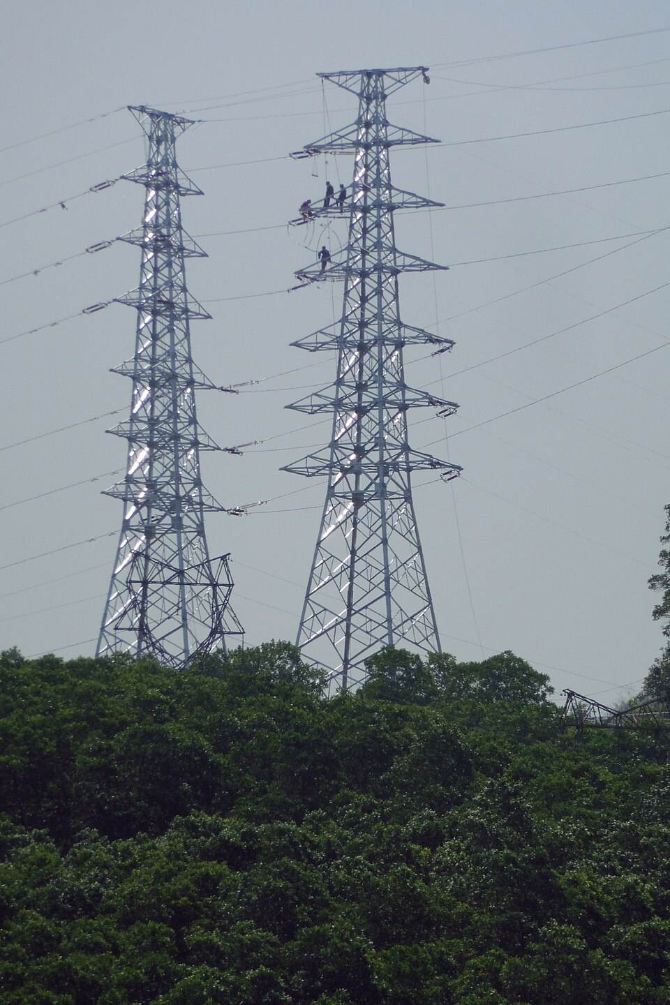 Bau eines Hochspannungsmasts in China.