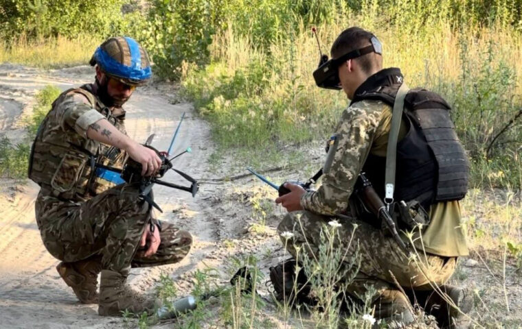 Zwei ukrainische Soldaten bereiten FPV-Angriffsdrohnen der 25. Sicheslavska-Brigade vor.