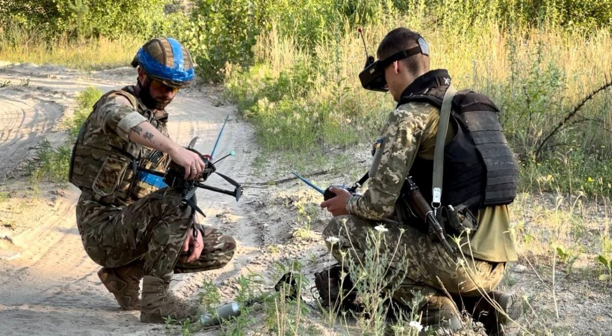 Zwei ukrainische Soldaten bereiten FPV-Angriffsdrohnen der 25. Sicheslavska-Brigade vor.