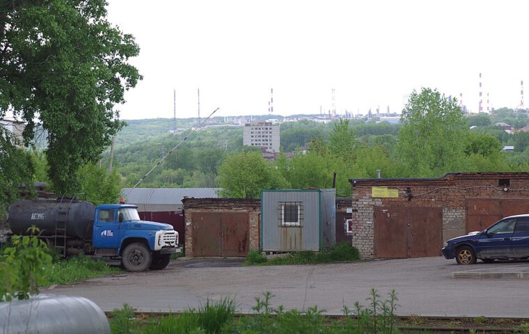 Blick auf eine Ölraffinerie in Ufa, Russland.