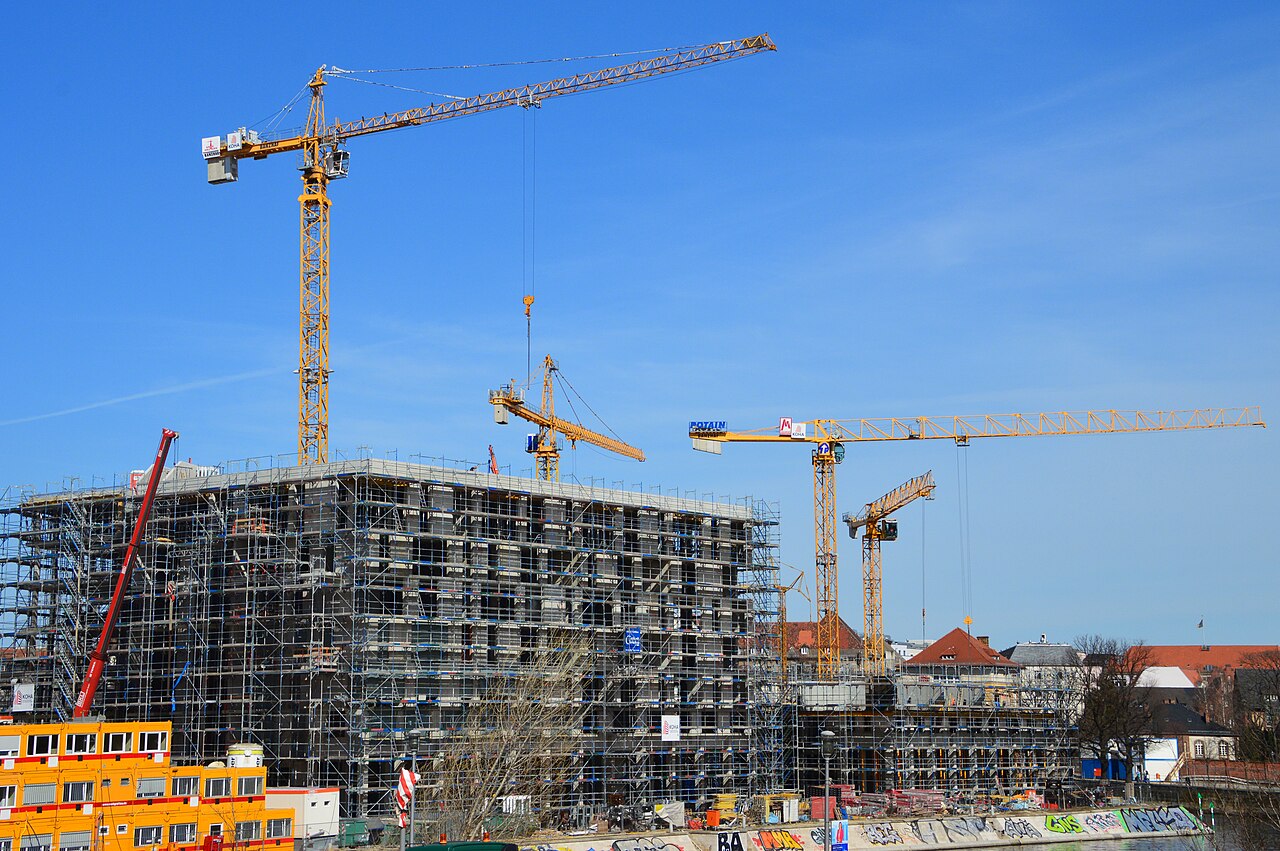 Bau von Wohn- und Geschäftsgebäuden am Humboldthafen in Berlin.