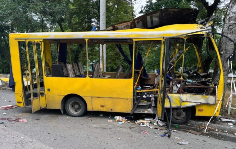 Human Safari in Kherson: Ein ziviler Kleinbus nach einem russischen FPV-Drohnenangriff am 9. Juli 2026.