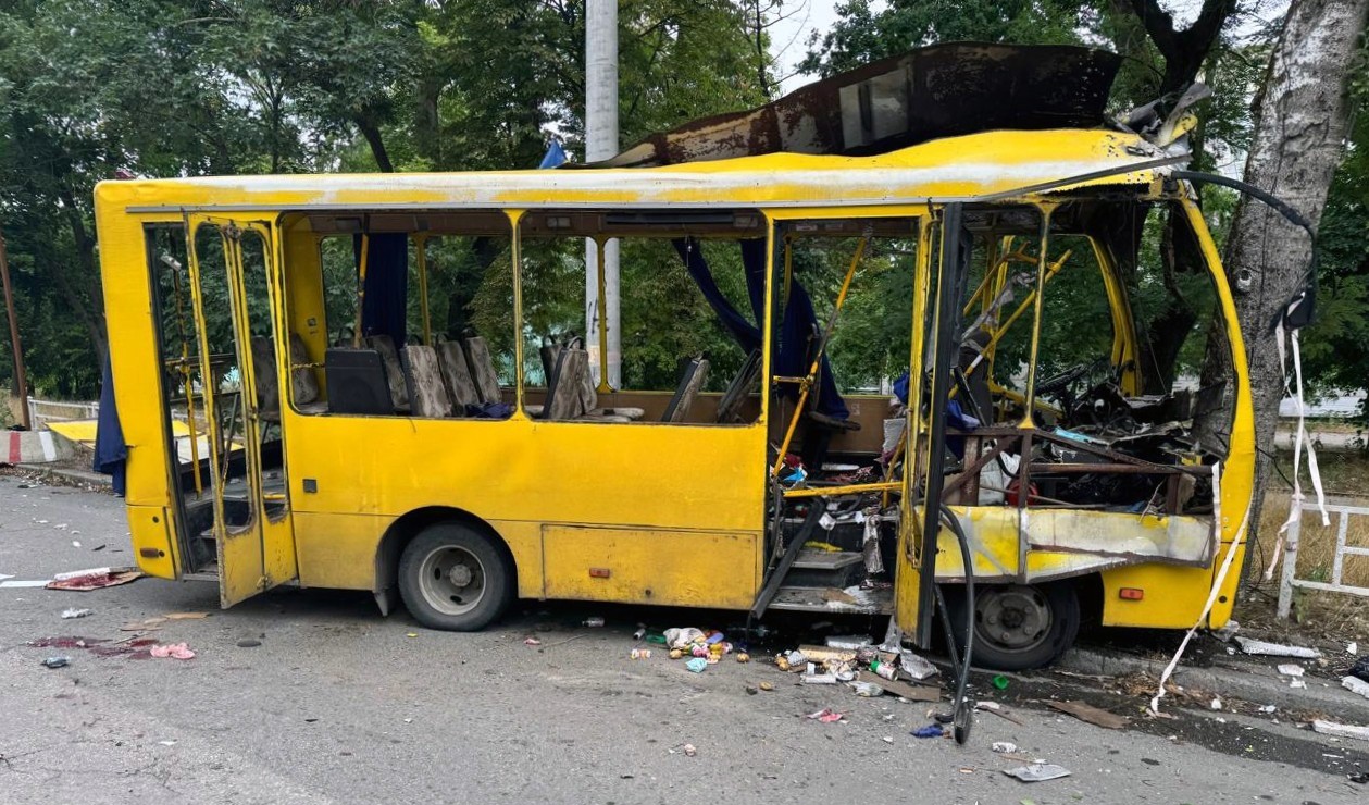 Human Safari in Kherson: Ein ziviler Kleinbus nach einem russischen FPV-Drohnenangriff am 9. Juli 2026.
