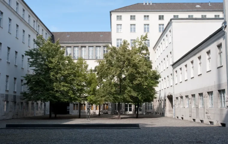 Innenhof des Bendlerblocks in Berlin mit dem Denkmal für den deutschen Widerstand