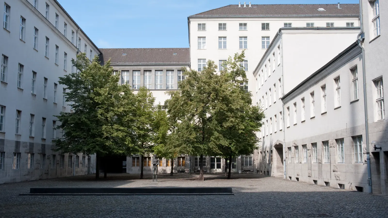 Innenhof des Bendlerblocks in Berlin mit dem Denkmal für den deutschen Widerstand