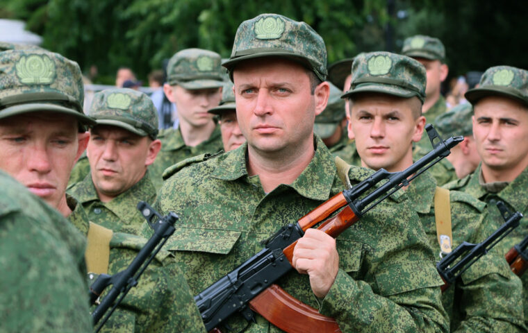 Mobilisierte Männer in russischen Uniformen auf dem Nachimow-Platz in Sewastopol auf der besetzten Krim im September 2022