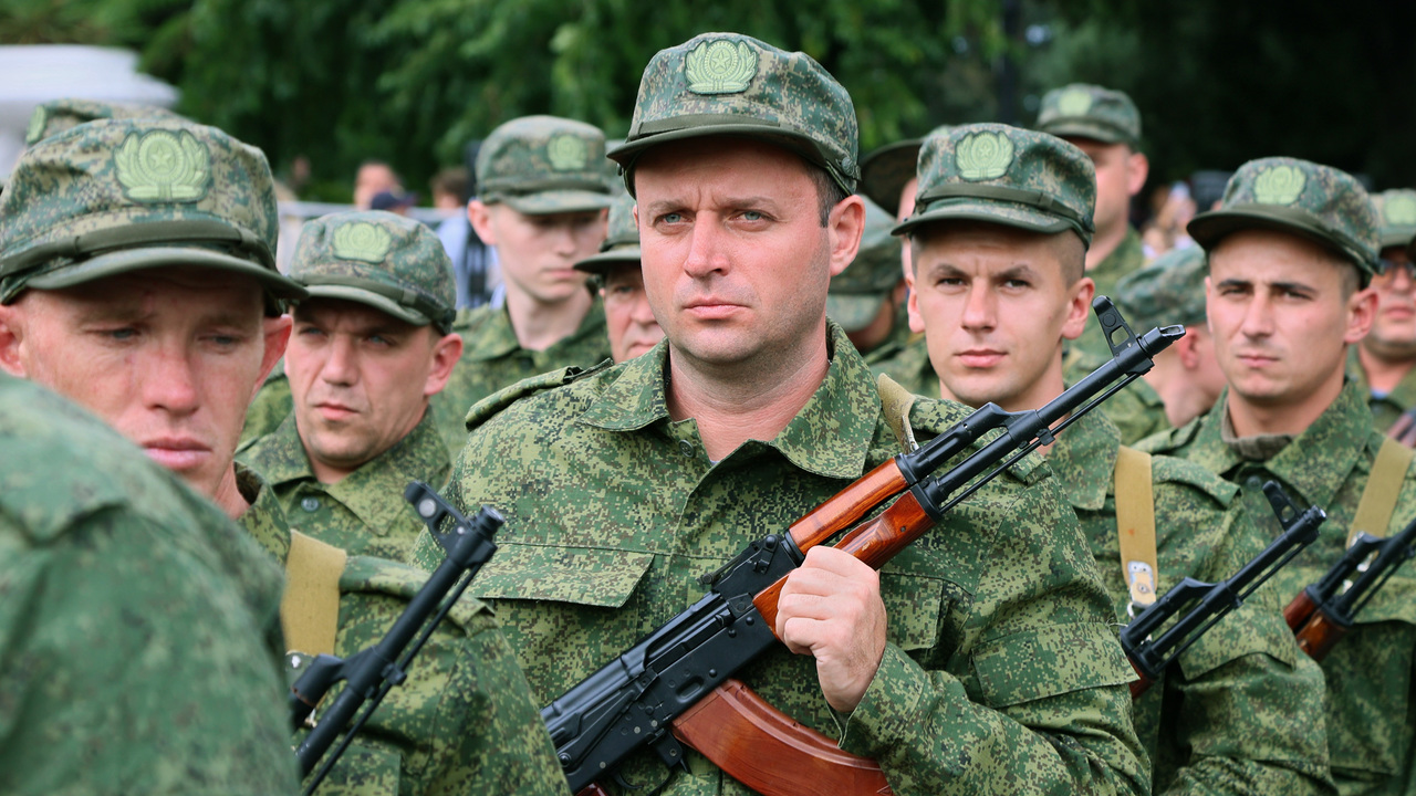Mobilisierte Männer in russischen Uniformen auf dem Nachimow-Platz in Sewastopol auf der besetzten Krim im September 2022