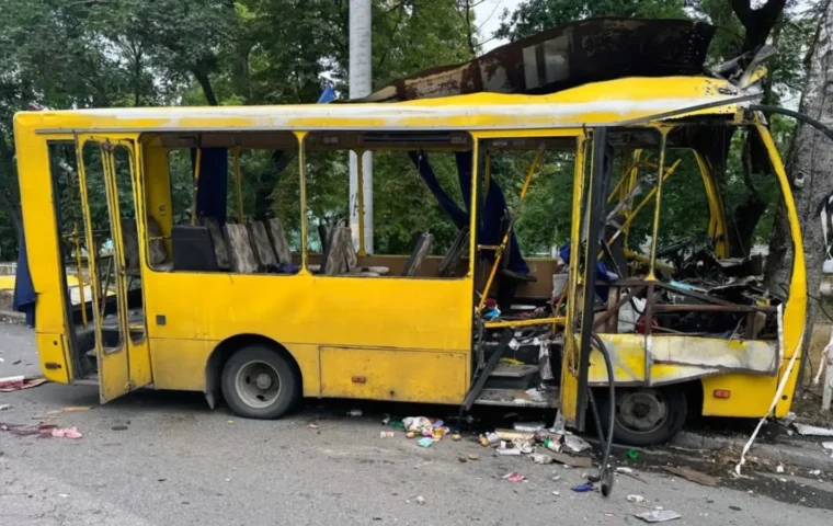 Schwer beschädigter gelber Linienbus nach einem russischen FPV-Drohnenangriff in Cherson