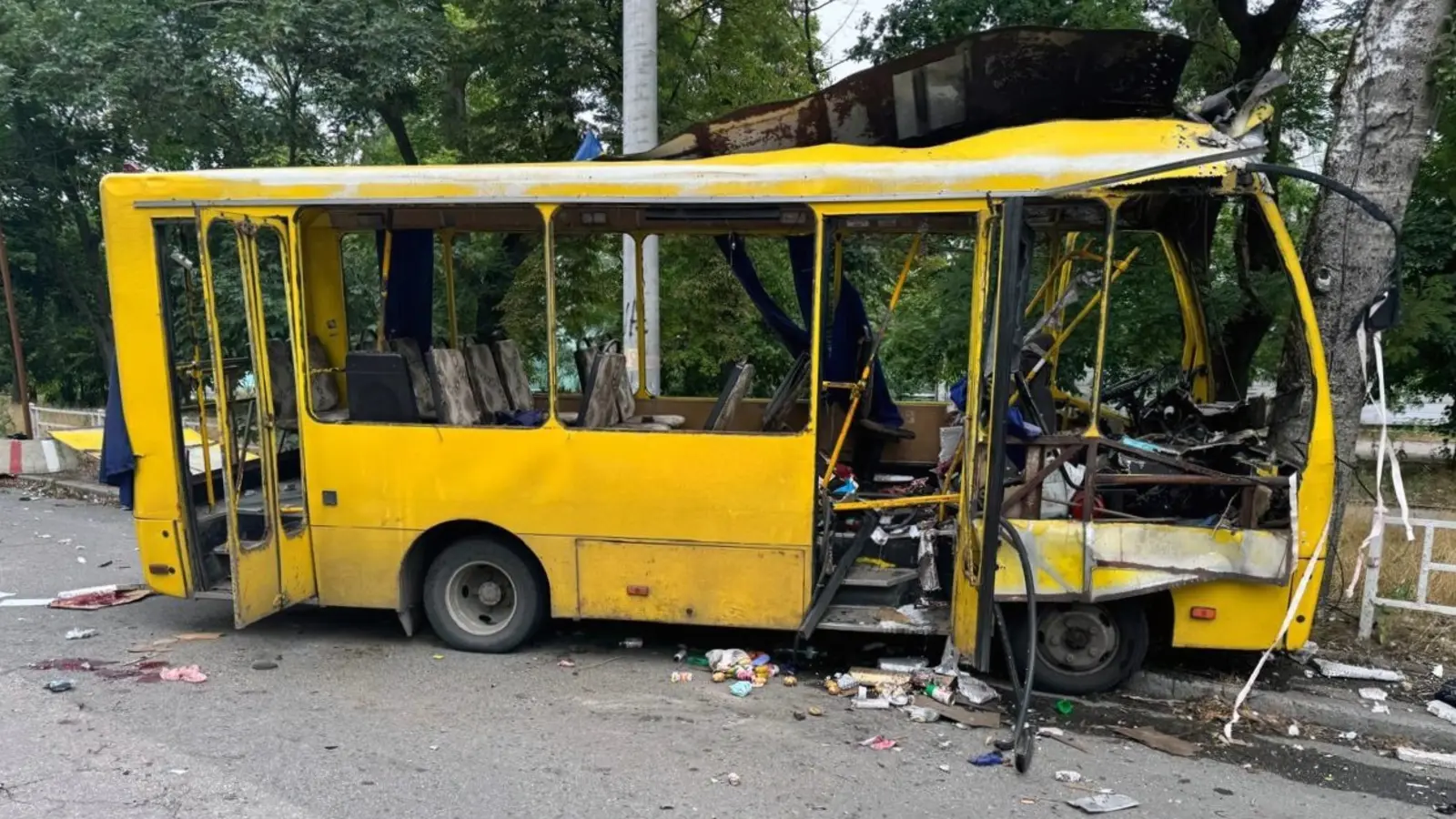 Schwer beschädigter gelber Linienbus nach einem russischen FPV-Drohnenangriff in Cherson