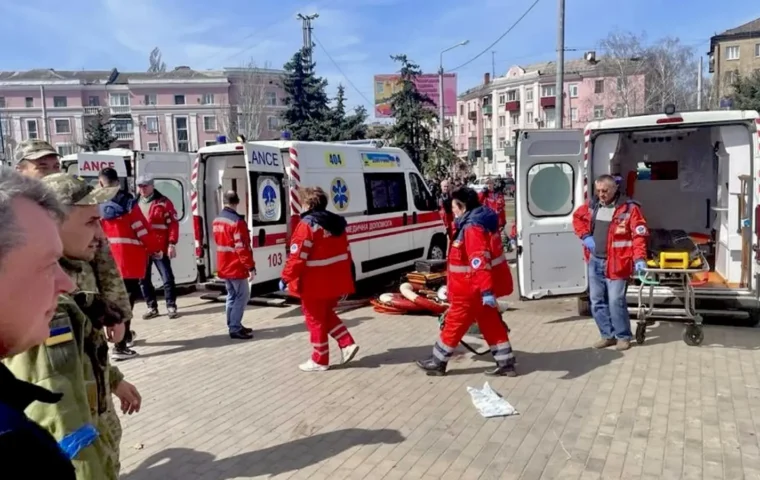 Rettungskräfte und mehrere Krankenwagen vor dem Bahnhof von Kramatorsk unmittelbar nach dem Raketenangriff am 8. April 2022