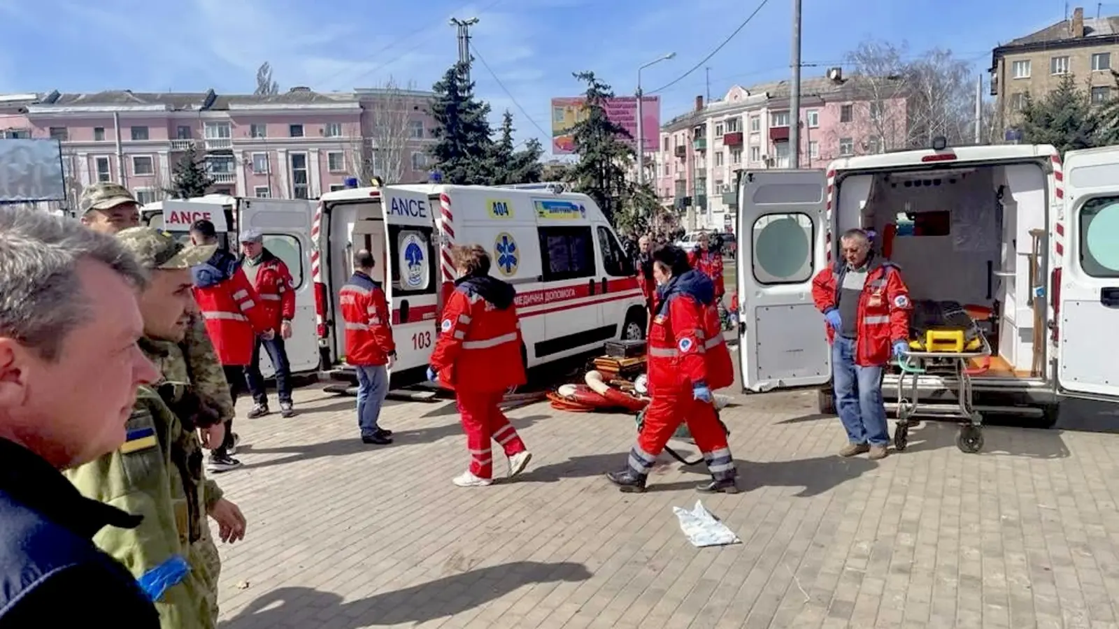 Rettungskräfte und mehrere Krankenwagen vor dem Bahnhof von Kramatorsk unmittelbar nach dem Raketenangriff am 8. April 2022