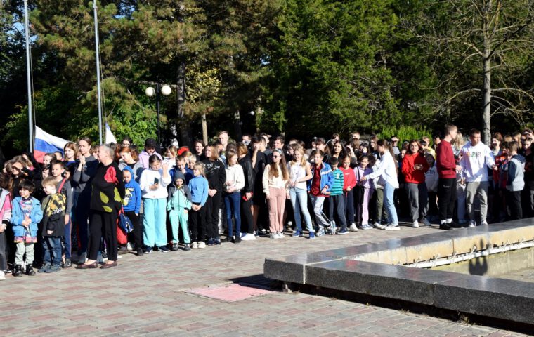 Kinder aus den besetzten ukrainischen Gebieten Cherson und Saporischschja bei einer von russischen Besatzungsbehörden organisierten Unterbringung in Jewpatorija auf der besetzten Krim im Oktober 2022.