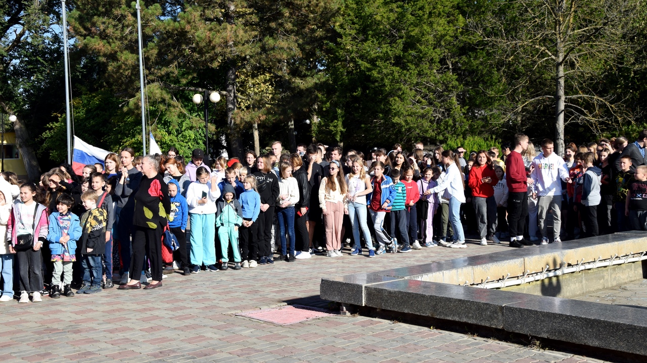 Kinder aus den besetzten ukrainischen Gebieten Cherson und Saporischschja bei einer von russischen Besatzungsbehörden organisierten Unterbringung in Jewpatorija auf der besetzten Krim im Oktober 2022.