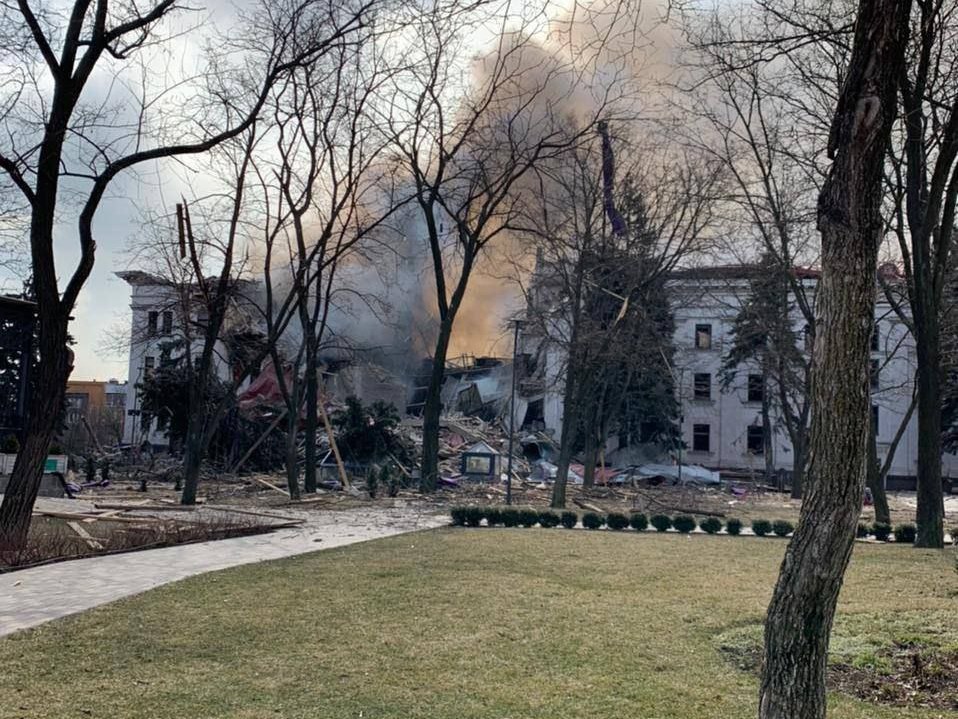Das am 16. März 2022 zerstörte Dramatheater von Mariupol; Teile des Gebäudes sind eingestürzt, Rauch steigt über den Ruinen auf. Keine Opfer sind zu sehen.